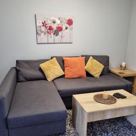 Your Own Studio Flat With Everything You Need! Fully Equipped Kitchen, Free Coffee And Tea, Own Entrance, Private Parking, Smart Tv With Netflix, Sofa Bed, Your Own Shower And Toilet - All Newly Renovated! Poole Exterior photo
