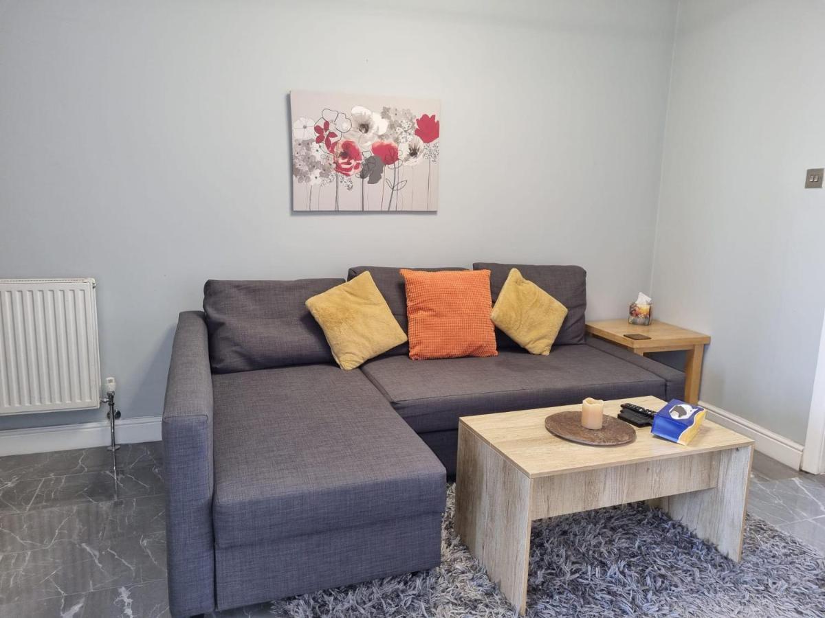 Your Own Studio Flat With Everything You Need! Fully Equipped Kitchen, Free Coffee And Tea, Own Entrance, Private Parking, Smart Tv With Netflix, Sofa Bed, Your Own Shower And Toilet - All Newly Renovated! Poole Exterior photo